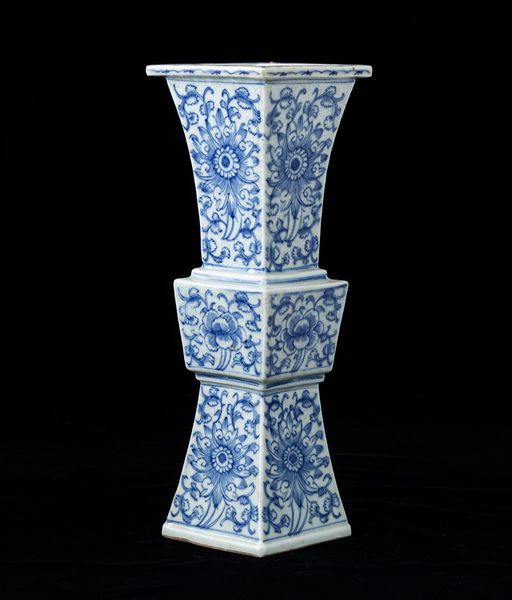 Vaso Gu in porcellana bianca e blu con decori floreali, Cina, Dinastia Qing, XIX secolo  - Asta Arte Orientale - Associazione Nazionale - Case d'Asta italiane