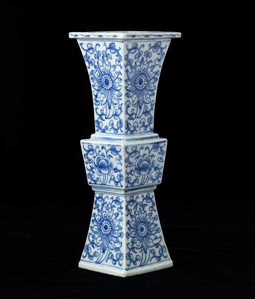Vaso Gu in porcellana bianca e blu con decori floreali, Cina, Dinastia Qing, XIX secolo  - Asta Arte Orientale - Associazione Nazionale - Case d'Asta italiane