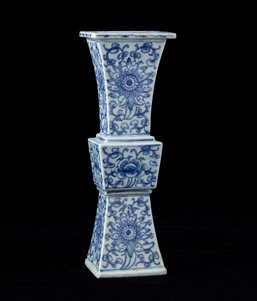 Vaso Gu in porcellana bianca e blu con decori floreali, Cina, Dinastia Qing, XIX secolo  - Asta Arte Orientale - Associazione Nazionale - Case d'Asta italiane