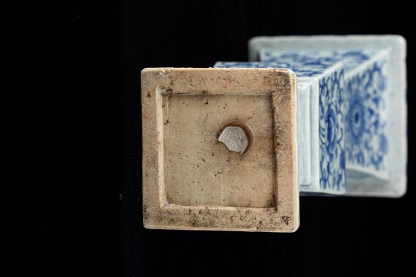 Vaso Gu in porcellana bianca e blu con decori floreali, Cina, Dinastia Qing, XIX secolo  - Asta Arte Orientale - Associazione Nazionale - Case d'Asta italiane