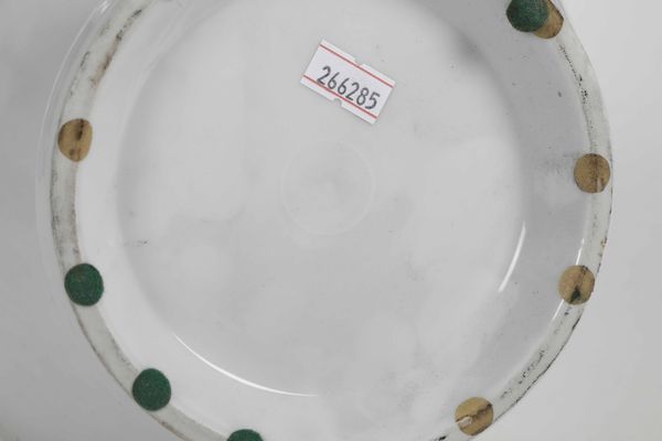 Coppia di vasi in porcellana monocroma bianca con mascheroni e anse ad anello, Cina, XX secolo  - Asta Arte Orientale - Associazione Nazionale - Case d'Asta italiane