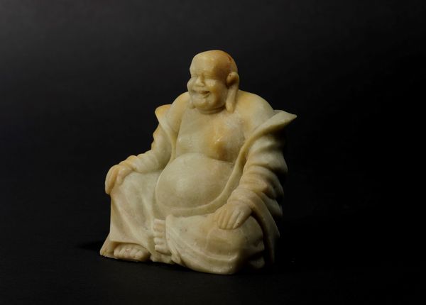 Figura di Budai seduto in saponaria, Cina, XX secolo  - Asta Arte Orientale - Associazione Nazionale - Case d'Asta italiane