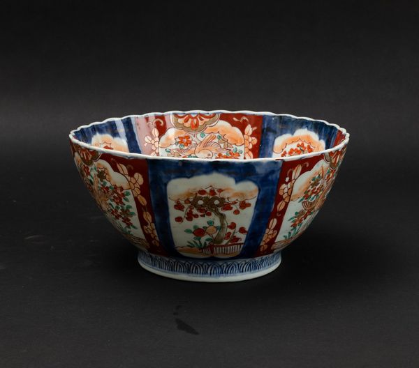 Ciotola in porcellana Imari con soggetti naturalistici entro riserve e decori floreali, Cina, Dinastia Qing, XIX secolo  - Asta Arte Orientale - Associazione Nazionale - Case d'Asta italiane