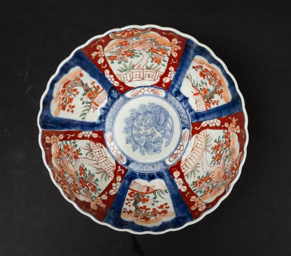 Ciotola in porcellana Imari con soggetti naturalistici entro riserve e decori floreali, Cina, Dinastia Qing, XIX secolo  - Asta Arte Orientale - Associazione Nazionale - Case d'Asta italiane