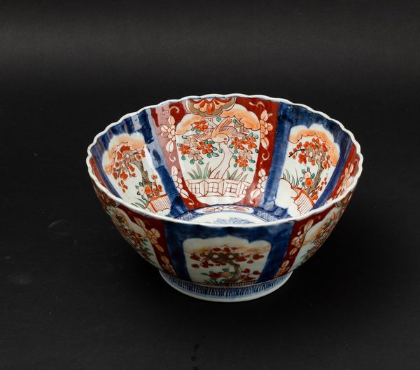 Ciotola in porcellana Imari con soggetti naturalistici entro riserve e decori floreali, Cina, Dinastia Qing, XIX secolo  - Asta Arte Orientale - Associazione Nazionale - Case d'Asta italiane