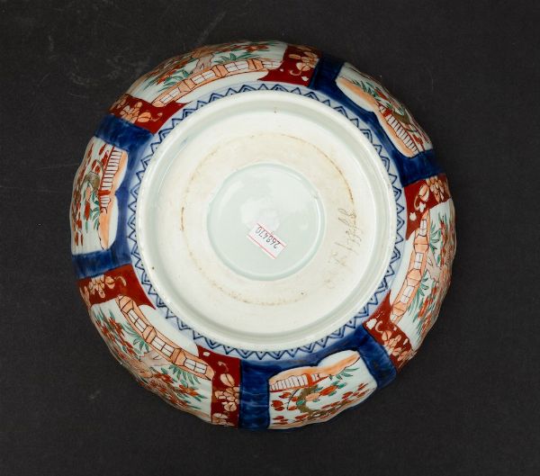 Ciotola in porcellana Imari con soggetti naturalistici entro riserve e decori floreali, Cina, Dinastia Qing, XIX secolo  - Asta Arte Orientale - Associazione Nazionale - Case d'Asta italiane