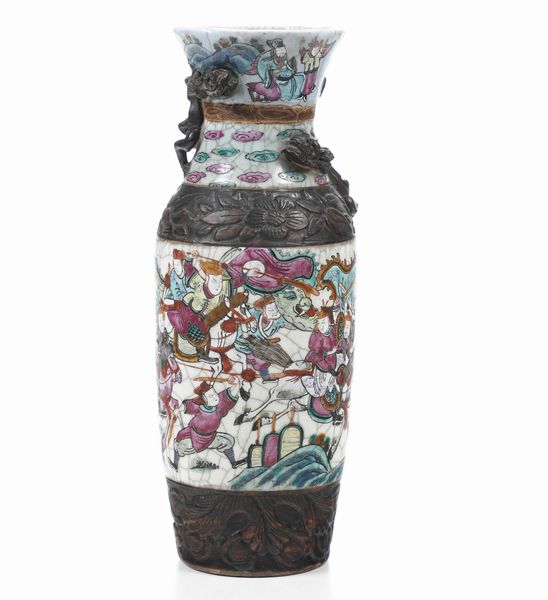 Vaso in porcellana nei toni della Famiglia Rosa con figure di guerrieri e figure di draghetti a rilievo, Cina, Dinastia Qing, XIX secolo  - Asta Arte Orientale - Associazione Nazionale - Case d'Asta italiane