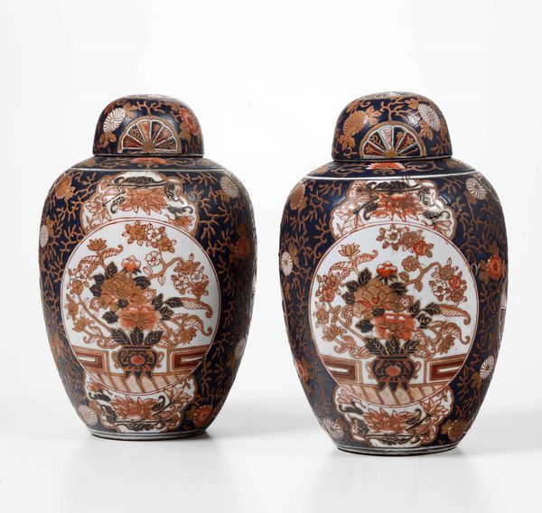Coppia di potiches in porcellana Imari con decori floreali e soggetti naturalistici entro riserve, Cina, Dinastia Qing, XIX secolo  - Asta Arte Orientale - Associazione Nazionale - Case d'Asta italiane
