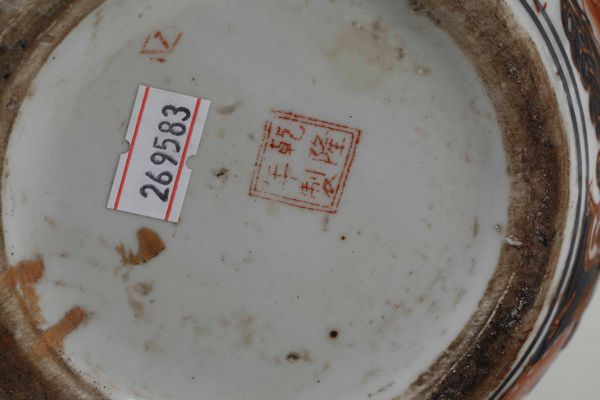 Coppia di potiches in porcellana Imari con decori floreali e soggetti naturalistici entro riserve, Cina, Dinastia Qing, XIX secolo  - Asta Arte Orientale - Associazione Nazionale - Case d'Asta italiane