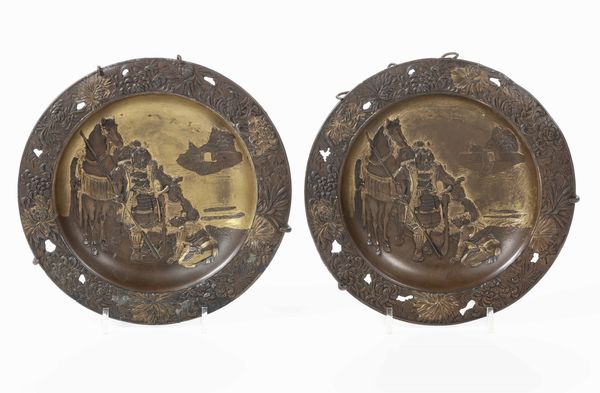 Due piatti in rame sbalzato raffiguranti guerrieri, Giappone, XX secolo  - Asta Arte Orientale - Associazione Nazionale - Case d'Asta italiane