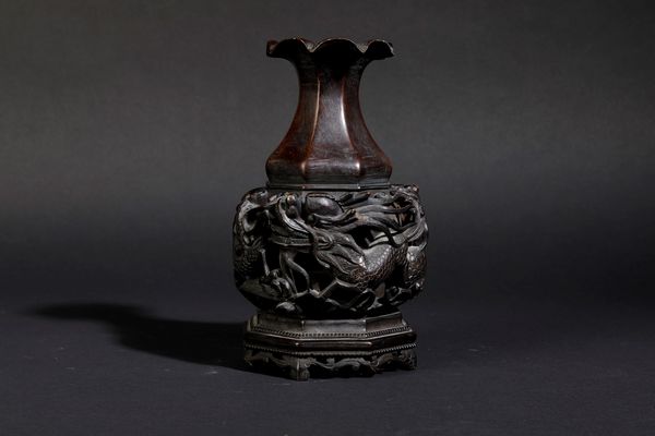 Vaso in bronzo con decoro di draghi tra le nuvole a traforo e a rilievo, Cina, Dinastia Qing, XVIII secolo  - Asta Arte Orientale - Associazione Nazionale - Case d'Asta italiane