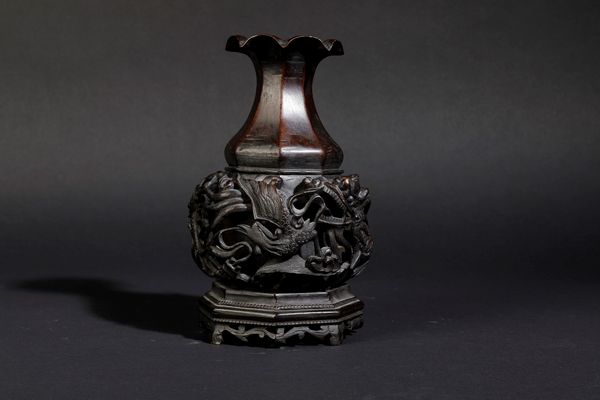 Vaso in bronzo con decoro di draghi tra le nuvole a traforo e a rilievo, Cina, Dinastia Qing, XVIII secolo  - Asta Arte Orientale - Associazione Nazionale - Case d'Asta italiane