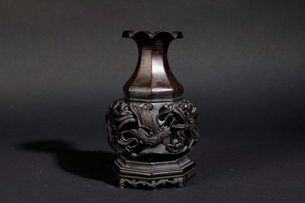 Vaso in bronzo con decoro di draghi tra le nuvole a traforo e a rilievo, Cina, Dinastia Qing, XVIII secolo  - Asta Arte Orientale - Associazione Nazionale - Case d'Asta italiane