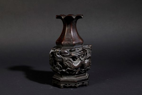Vaso in bronzo con decoro di draghi tra le nuvole a traforo e a rilievo, Cina, Dinastia Qing, XVIII secolo  - Asta Arte Orientale - Associazione Nazionale - Case d'Asta italiane