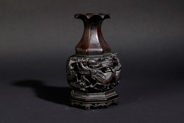 Vaso in bronzo con decoro di draghi tra le nuvole a traforo e a rilievo, Cina, Dinastia Qing, XVIII secolo  - Asta Arte Orientale - Associazione Nazionale - Case d'Asta italiane