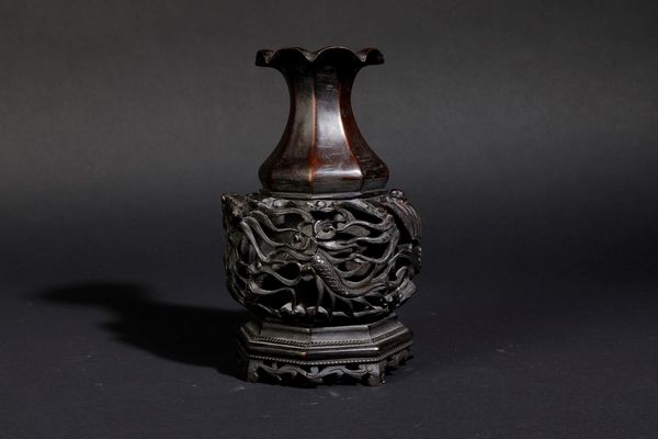Vaso in bronzo con decoro di draghi tra le nuvole a traforo e a rilievo, Cina, Dinastia Qing, XVIII secolo  - Asta Arte Orientale - Associazione Nazionale - Case d'Asta italiane