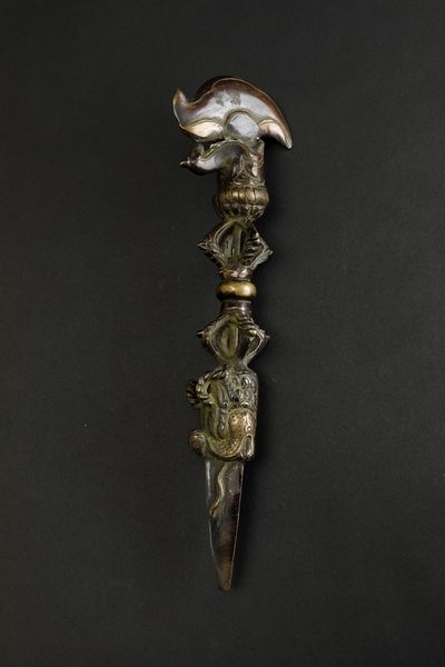 Pugnale rituale Phurgba in bronzo parzialmente dorato con con figura di drago a rilievo e presa a foggia di Vajra, Tibet, XVII secolo  - Asta Arte Orientale - Associazione Nazionale - Case d'Asta italiane
