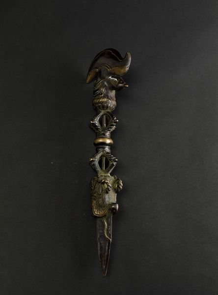 Pugnale rituale Phurgba in bronzo parzialmente dorato con con figura di drago a rilievo e presa a foggia di Vajra, Tibet, XVII secolo  - Asta Arte Orientale - Associazione Nazionale - Case d'Asta italiane