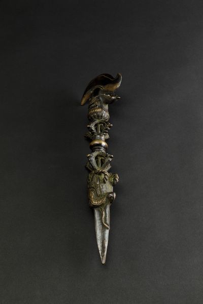 Pugnale rituale Phurgba in bronzo parzialmente dorato con con figura di drago a rilievo e presa a foggia di Vajra, Tibet, XVII secolo  - Asta Arte Orientale - Associazione Nazionale - Case d'Asta italiane
