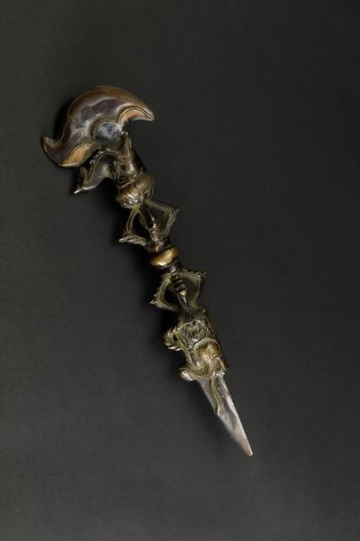 Pugnale rituale Phurgba in bronzo parzialmente dorato con con figura di drago a rilievo e presa a foggia di Vajra, Tibet, XVII secolo  - Asta Arte Orientale - Associazione Nazionale - Case d'Asta italiane