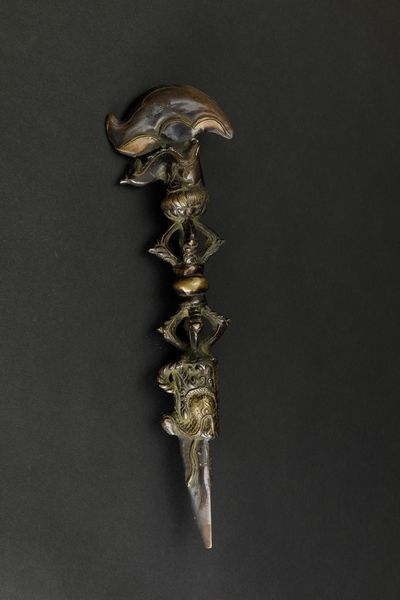Pugnale rituale Phurgba in bronzo parzialmente dorato con con figura di drago a rilievo e presa a foggia di Vajra, Tibet, XVII secolo  - Asta Arte Orientale - Associazione Nazionale - Case d'Asta italiane