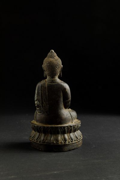 Figura di Buddha Amitayus seduto su doppio fiore di loto in bronzo, Cina, Dinastia Ming, XVII secolo  - Asta Arte Orientale - Associazione Nazionale - Case d'Asta italiane