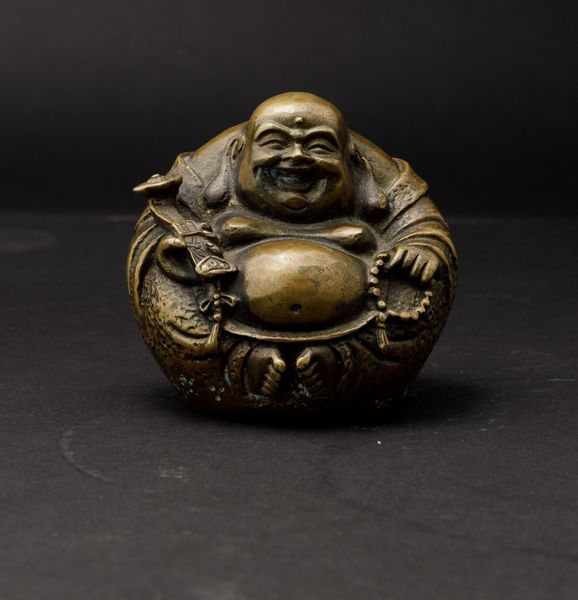 Piccola figura in bronzo raffigurante Budai seduto con Ruyi e collana da preghiera, Cina, XX secolo  - Asta Arte Orientale - Associazione Nazionale - Case d'Asta italiane