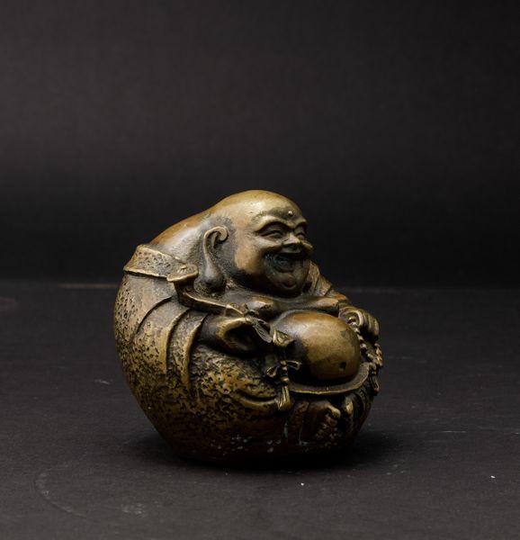 Piccola figura in bronzo raffigurante Budai seduto con Ruyi e collana da preghiera, Cina, XX secolo  - Asta Arte Orientale - Associazione Nazionale - Case d'Asta italiane