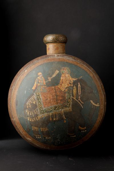 Grande fiasca in metallo dipinto raffigurante personaggi su elefante, India, XIX secolo  - Asta Arte Orientale - Associazione Nazionale - Case d'Asta italiane