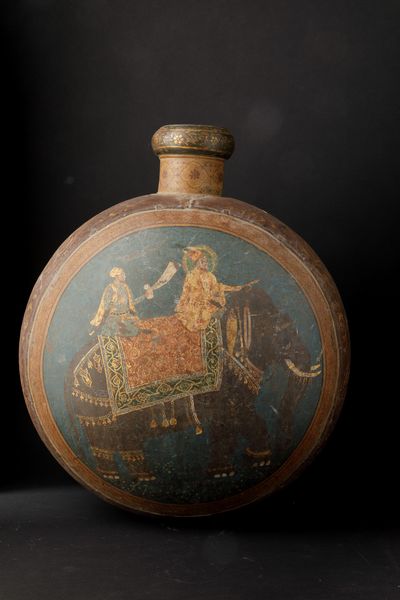 Grande fiasca in metallo dipinto raffigurante personaggi su elefante, India, XIX secolo  - Asta Arte Orientale - Associazione Nazionale - Case d'Asta italiane