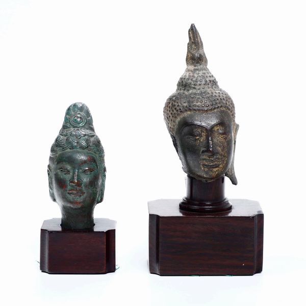 Due teste di Buddha in bronzo, Thailandia, XIX secolo  - Asta Arte Orientale - Associazione Nazionale - Case d'Asta italiane
