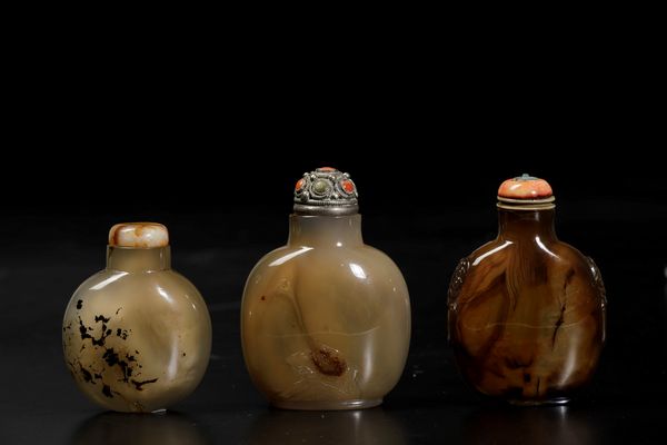 Tre snuff bottles scolpite in agata muschiata, Cina, Dinastia Qing, XIX secolo  - Asta Arte Orientale - Associazione Nazionale - Case d'Asta italiane