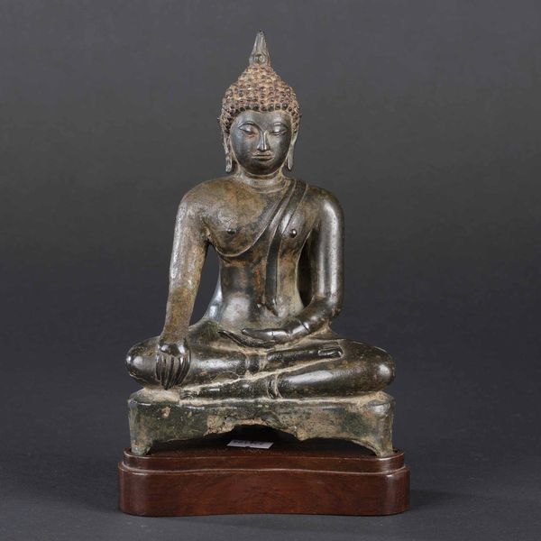 Figura di Buddha Sakyamuni in bronzo, Thailandia, Ayutthaya, XVII secolo  - Asta Arte Orientale - Associazione Nazionale - Case d'Asta italiane