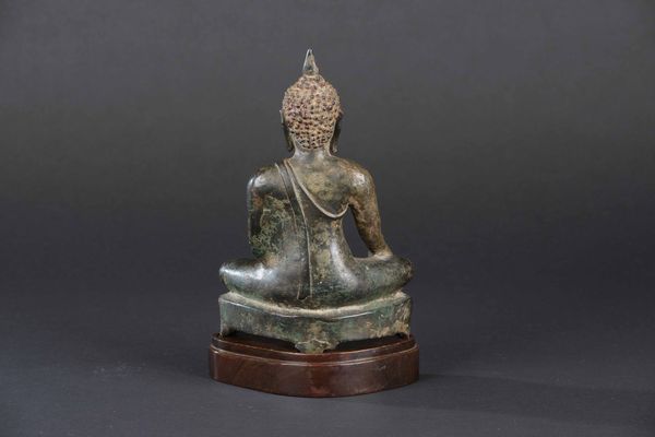 Figura di Buddha Sakyamuni in bronzo, Thailandia, Ayutthaya, XVII secolo  - Asta Arte Orientale - Associazione Nazionale - Case d'Asta italiane
