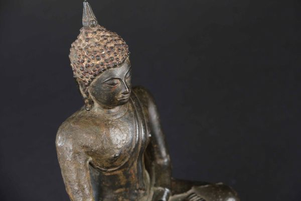 Figura di Buddha Sakyamuni in bronzo, Thailandia, Ayutthaya, XVII secolo  - Asta Arte Orientale - Associazione Nazionale - Case d'Asta italiane