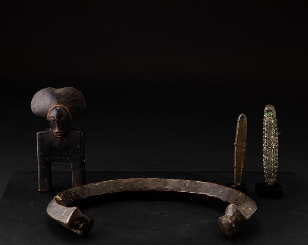 Lotto composto da tre oggetti in bronzo e una bilancia in legno ebanizzato  - Asta Arte Orientale - Associazione Nazionale - Case d'Asta italiane