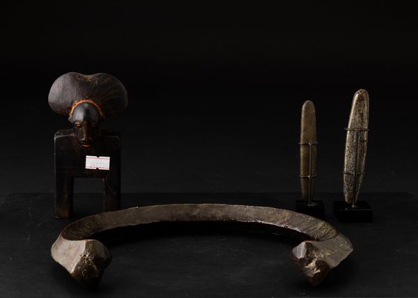 Lotto composto da tre oggetti in bronzo e una bilancia in legno ebanizzato  - Asta Arte Orientale - Associazione Nazionale - Case d'Asta italiane