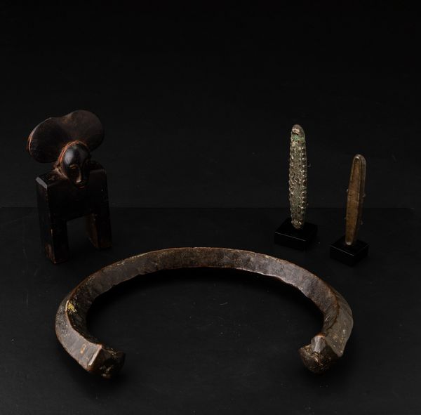 Lotto composto da tre oggetti in bronzo e una bilancia in legno ebanizzato  - Asta Arte Orientale - Associazione Nazionale - Case d'Asta italiane