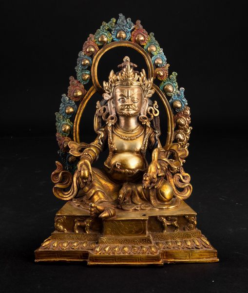 Figura di guardiano entro aura in bronzo dorato e parzialmente dipinto, Cina, XX secolo  - Asta Arte Orientale - Associazione Nazionale - Case d'Asta italiane