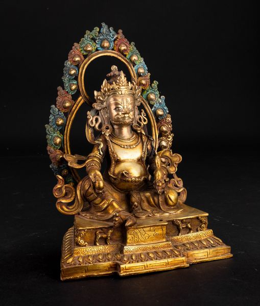 Figura di guardiano entro aura in bronzo dorato e parzialmente dipinto, Cina, XX secolo  - Asta Arte Orientale - Associazione Nazionale - Case d'Asta italiane