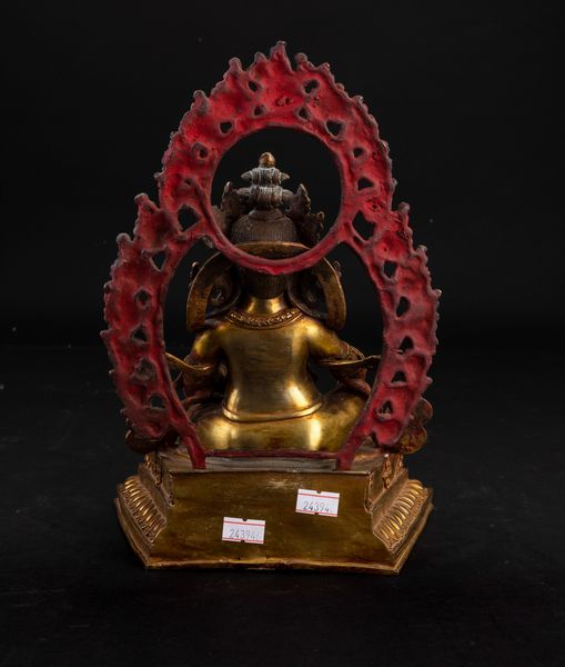Figura di guardiano entro aura in bronzo dorato e parzialmente dipinto, Cina, XX secolo  - Asta Arte Orientale - Associazione Nazionale - Case d'Asta italiane