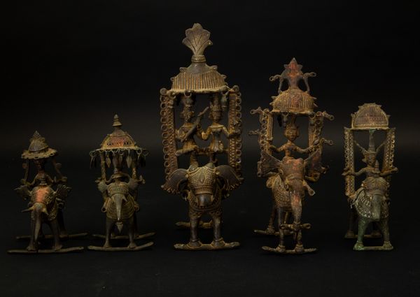 Cinque bronzetti con divinit assise su elefanti entro coperture decorate con  pinnacoli, India, XVIII-XIX secolo  - Asta Arte Orientale - Associazione Nazionale - Case d'Asta italiane