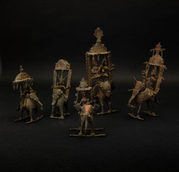 Cinque bronzetti con divinit assise su elefanti entro coperture decorate con  pinnacoli, India, XVIII-XIX secolo  - Asta Arte Orientale - Associazione Nazionale - Case d'Asta italiane