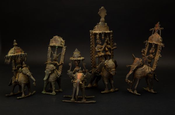 Cinque bronzetti con divinit assise su elefanti entro coperture decorate con  pinnacoli, India, XVIII-XIX secolo  - Asta Arte Orientale - Associazione Nazionale - Case d'Asta italiane