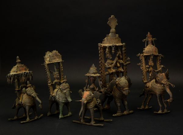 Cinque bronzetti con divinit assise su elefanti entro coperture decorate con  pinnacoli, India, XVIII-XIX secolo  - Asta Arte Orientale - Associazione Nazionale - Case d'Asta italiane