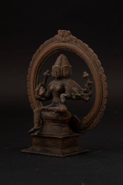 Figura di divinit� multibraccia in bronzo entro aura, India, XIX secolo  - Asta Arte Orientale - Associazione Nazionale - Case d'Asta italiane