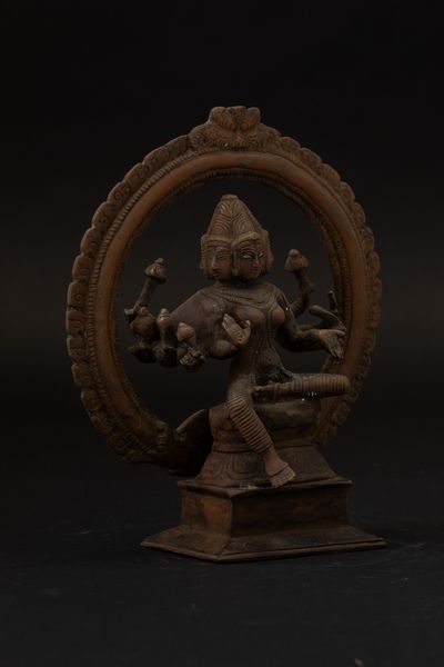 Figura di divinit� multibraccia in bronzo entro aura, India, XIX secolo  - Asta Arte Orientale - Associazione Nazionale - Case d'Asta italiane