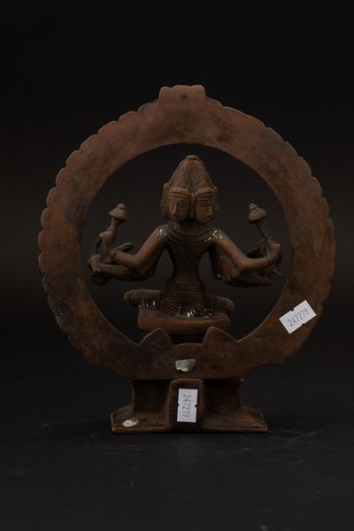 Figura di divinit� multibraccia in bronzo entro aura, India, XIX secolo  - Asta Arte Orientale - Associazione Nazionale - Case d'Asta italiane