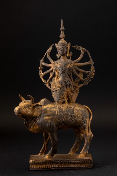 Figura di divinit multibraccia assisa su bue in bronzo con tracce di doratura, Thailandia, fine XIX secolo  - Asta Arte Orientale - Associazione Nazionale - Case d'Asta italiane