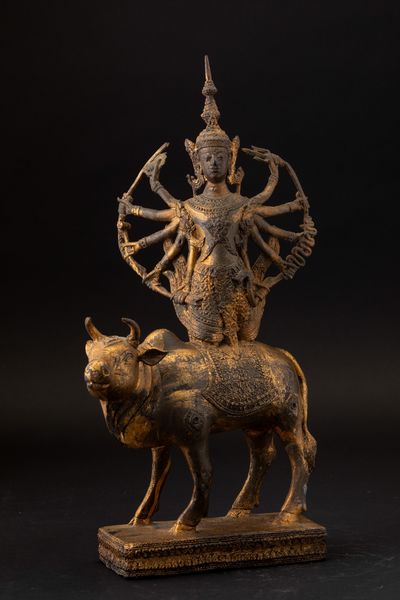 Figura di divinit multibraccia assisa su bue in bronzo con tracce di doratura, Thailandia, fine XIX secolo  - Asta Arte Orientale - Associazione Nazionale - Case d'Asta italiane